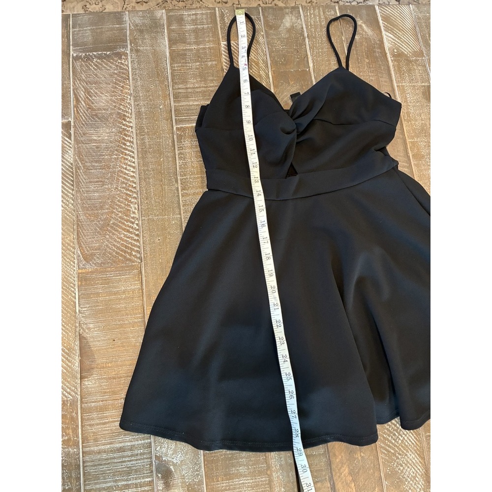 Windsor Black Skater Dress Twist Front Keyhole V-Neck Mini Dress Womens Medium - Picture 5 of 5
